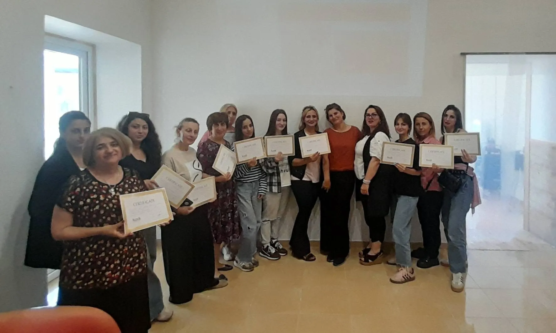 კურსდამთავრებულები სერტიფიკატების გადაცემაზე